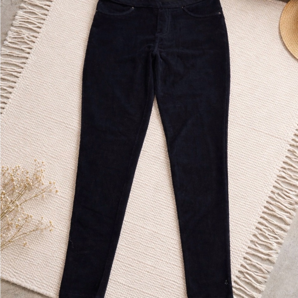 Black Women's Leggings (ribbed) Pants with pockets.